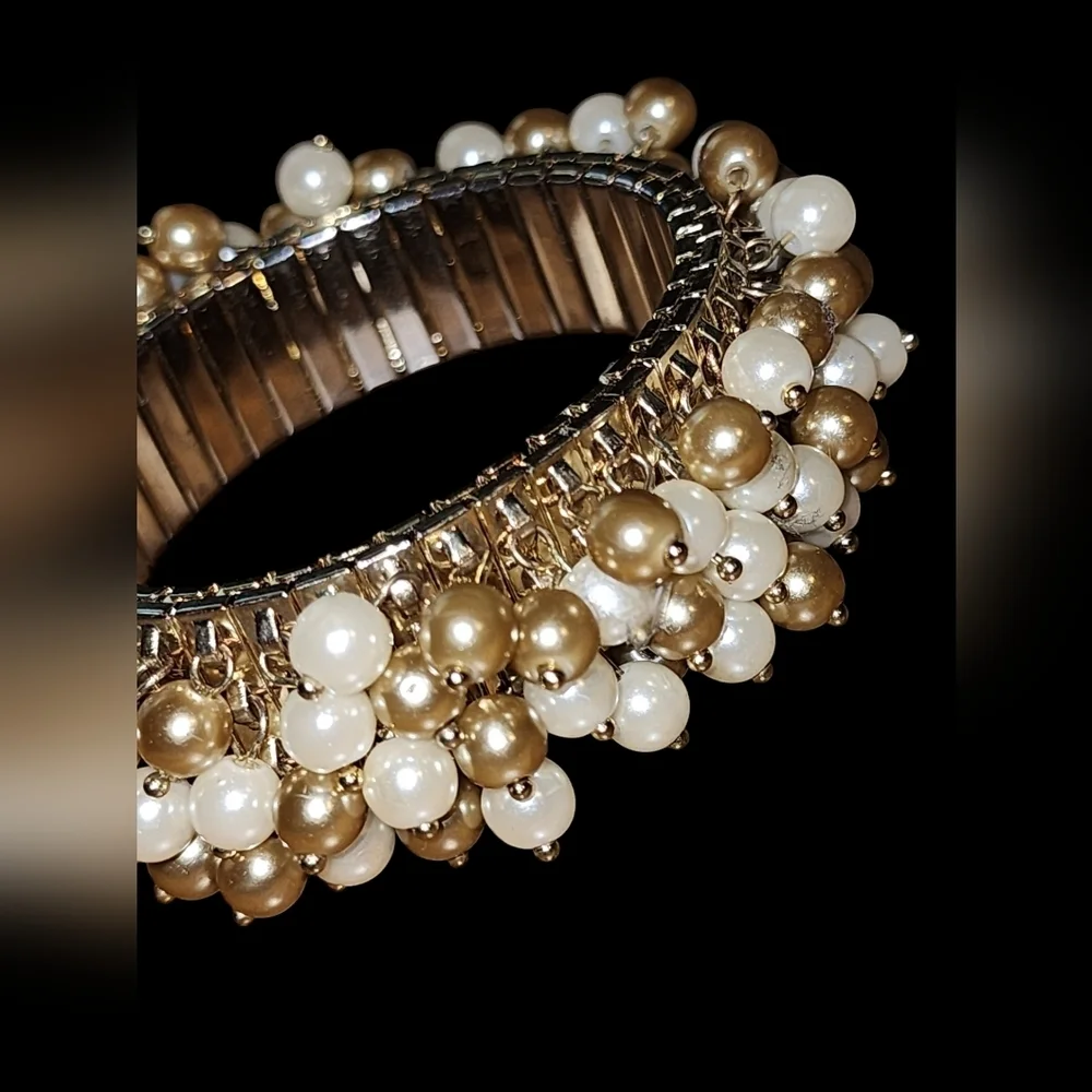 Ann Taylor vintage-inspired faux pearl bracelet with flexible base - Picture 4 of 6